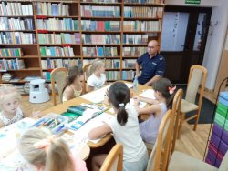 dzielnicowy na spotkaniu z dziećmi w bibliotece