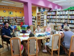 dzielnicowy na spotkaniu z dziećmi w bibliotece