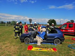 Festyn rodzinny w Sobiałkowie  sierżant pyrek razem ze strażakami podczas akcji ratowniczej