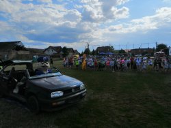Festyn rodzinny w Sobiałkowie  sierżant pyrek w samochodzie oraz uczestnicy festynu